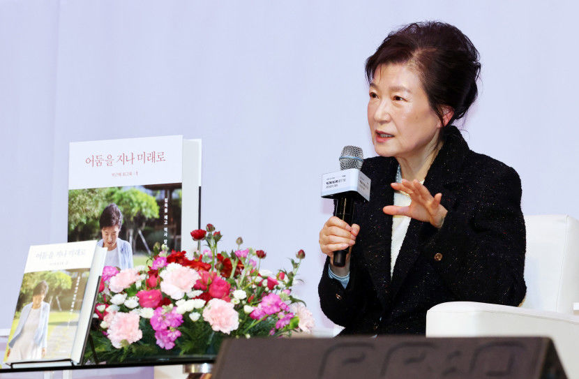 박근혜 전 대통령 왜 더러운 사람 만드느냐…회고록서 뇌물 혐의 분노