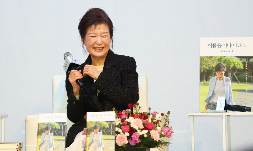 박근혜 전 대통령 왜 더러운 사람 만드느냐…회고록서 뇌물 혐의 분노