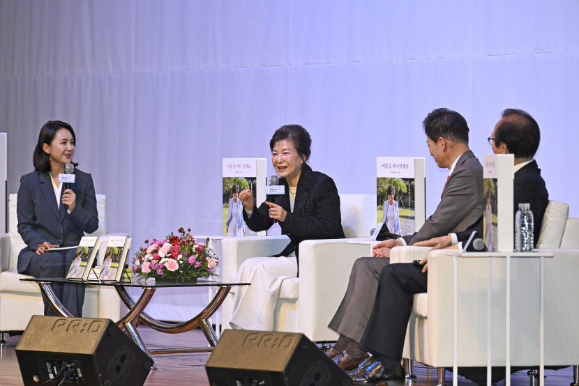 박근혜 전 대통령 왜 더러운 사람 만드느냐…회고록서 뇌물 혐의 분노
