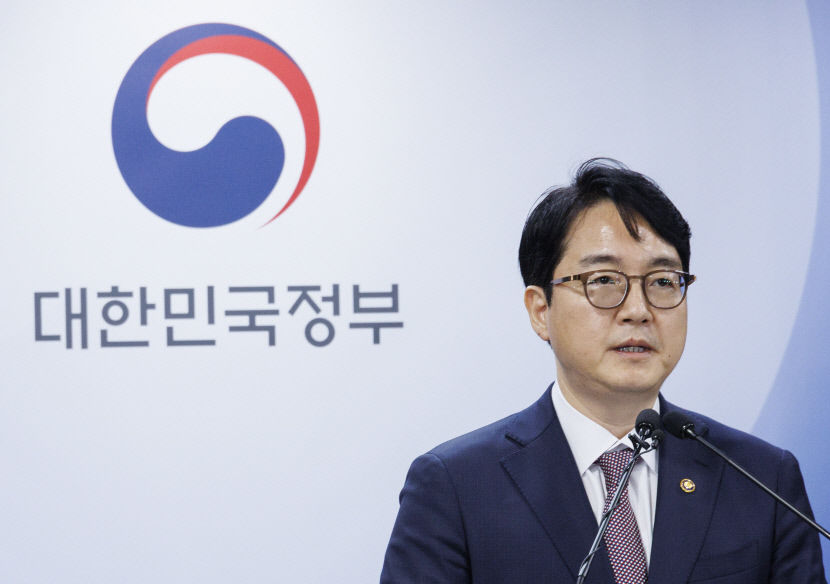 尹, 설 특사 단행…김관진·김기춘 사면·복권 및 45만명 행정제재 감면