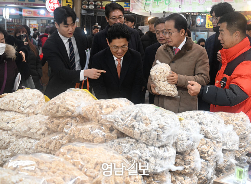 [포토뉴스] 설 앞 강정 구매하는 洪시장