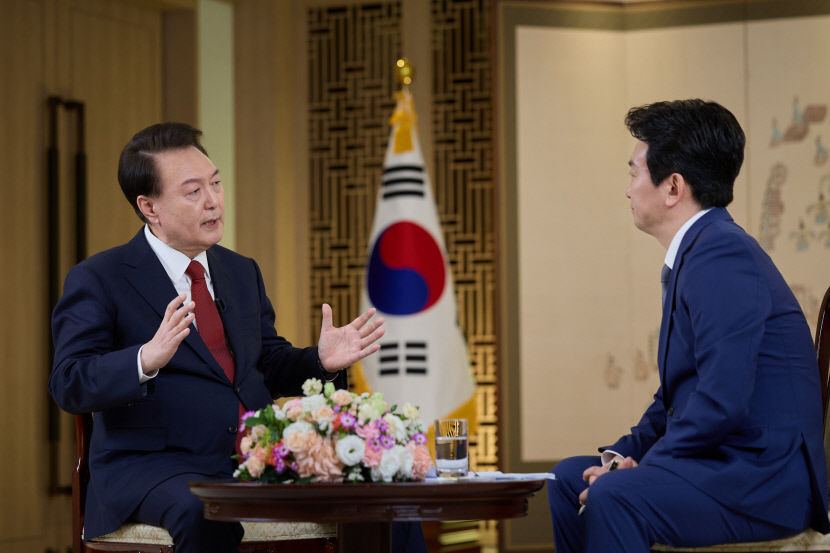 尹 대통령, 김건희 여사 명품가방 논란에 매정하게 끊지 못해 아쉬워...정치공작