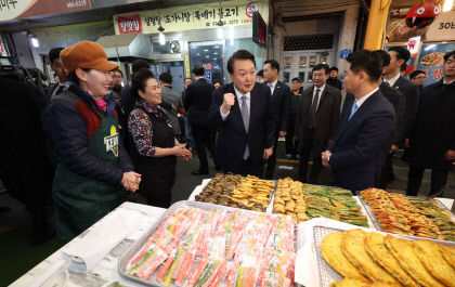 尹 소상공인·자영업자 위한 정책 총동원…이자·세금 덜고 규제 철폐도