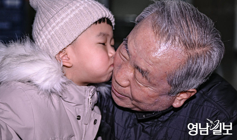 [포토뉴스] 그리웠던 손주의 뽀뽀