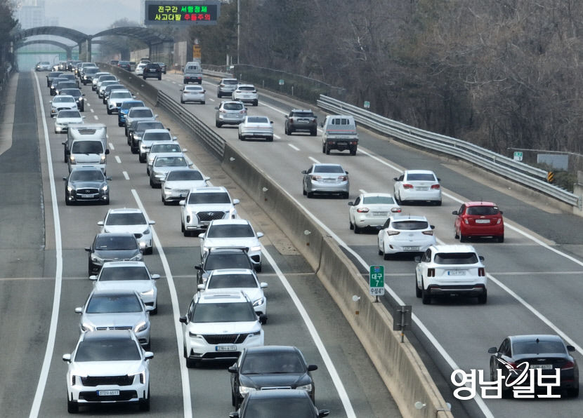 [포토뉴스] 설 연휴 혼잡 이룬 대구부산고속도로