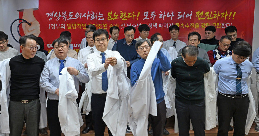 의대 증원, 의료개혁 아닌 파탄…가운 벗어던진 의사단체