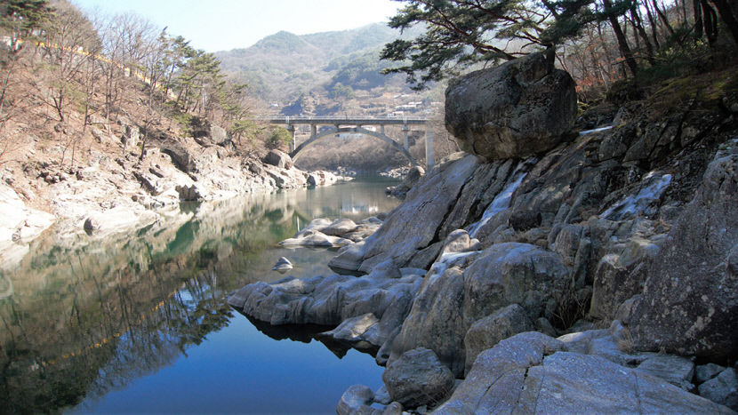 [주말&여행] 경남 함양 용유담, 푸른 물빛, 꿈틀대는 바위…용이 노니는 듯