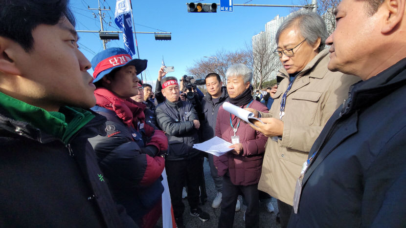 해고 노동자 고공 농성  구미 한국옵티칼하이테크공장,  법원 강제 인도절차 불발…차후 일정 다시 잡기로