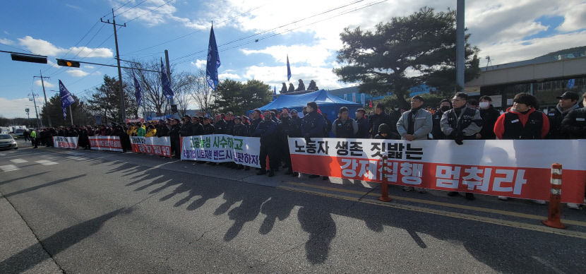 해고 노동자 고공 농성  구미 한국옵티칼하이테크공장,  법원 강제 인도절차 불발…차후 일정 다시 잡기로