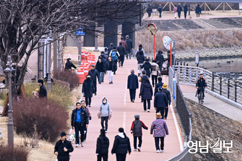[포토뉴스] 포근한 날씨에 신천 산책 즐기는 대구시민들