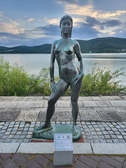 가족단위 관광객에 눈살 경주 보문단지 선정적 조형물 2점 철거