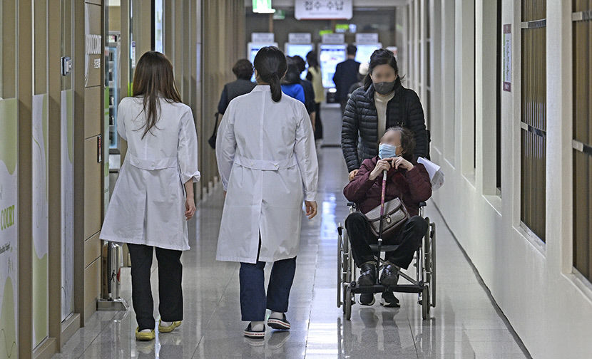혹시 진료 못 받을라…병원 문 열기 전부터 대기자 몰려