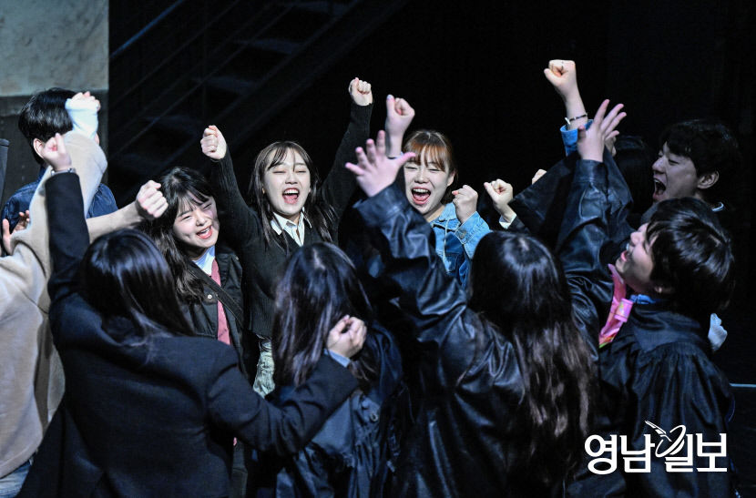 [포토뉴스] 졸업식에서 파이팅 외치는 계명대 학생들