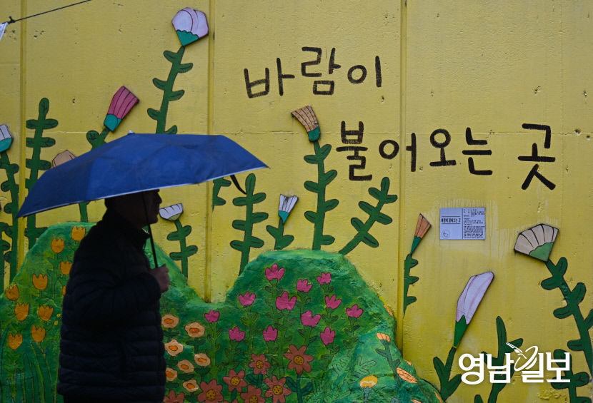 [포토뉴스] 봄비 내리는 대구 김광석길 찾은 시민