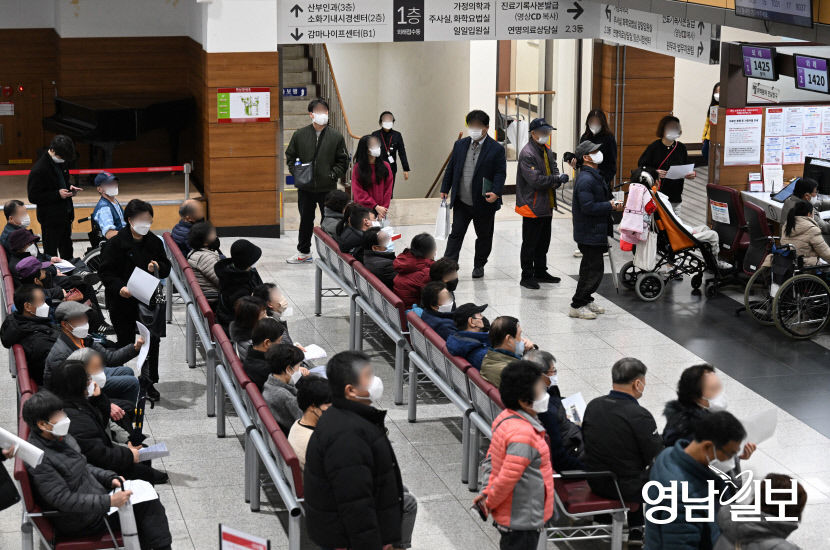 [포토뉴스] 대학병원 진료 접수 기다리는 대구시민들