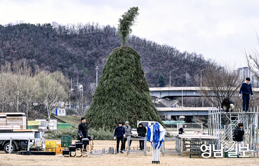 [포토뉴스] 정월대보름 앞두고 달집 준비에 분주한 대구 북구