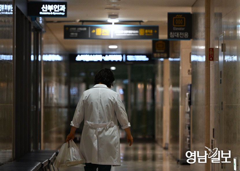 [포토뉴스] 대구 대학병원 휴무일 점심밥 들고 이동하는 의료진