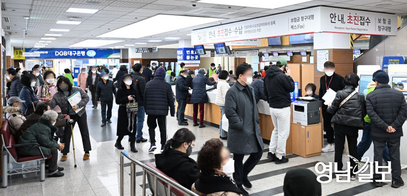 [포토뉴스] 전공의 사직 일주일째 진료접수하려는 시민들로 북적이는 대구 대학병원