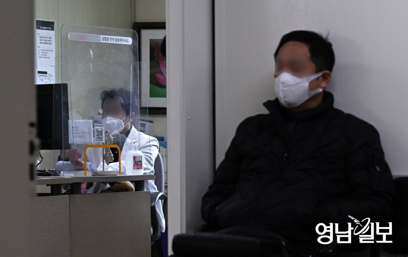 [포토뉴스] 전공의 사직 일주일째…진료보는 대구 대학병원 의료진