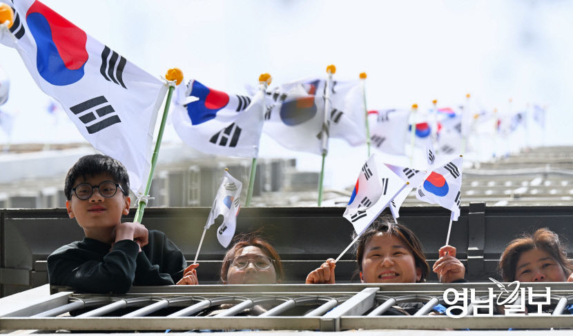 [포토뉴스] 삼일절 앞두고 태극기 가득 게양한 대구 달서구 아파트