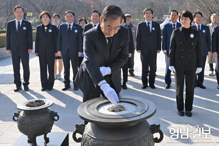[포토뉴스] 2·28 민주화운동기념탑 분향하는 한덕수 국무총리