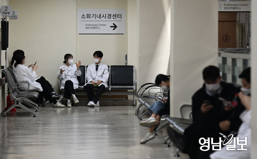 [포토뉴스] 전공의 사직 9일째, 대구 대학병원 의료진 점심시간에 잠시 휴식