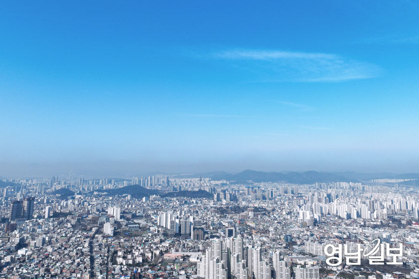 [포토뉴스] 모처럼 파란 하늘 드리운 대구