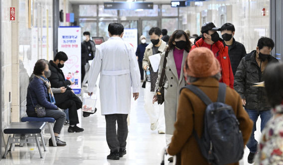 전공의 복귀시한 넘긴 첫날, 본격 복귀 조짐은 없어…3월 의료대란 현실로