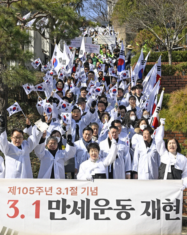 대한 독립 만세 꽃샘추위도 막지못한 대구 도심 태극기 물결