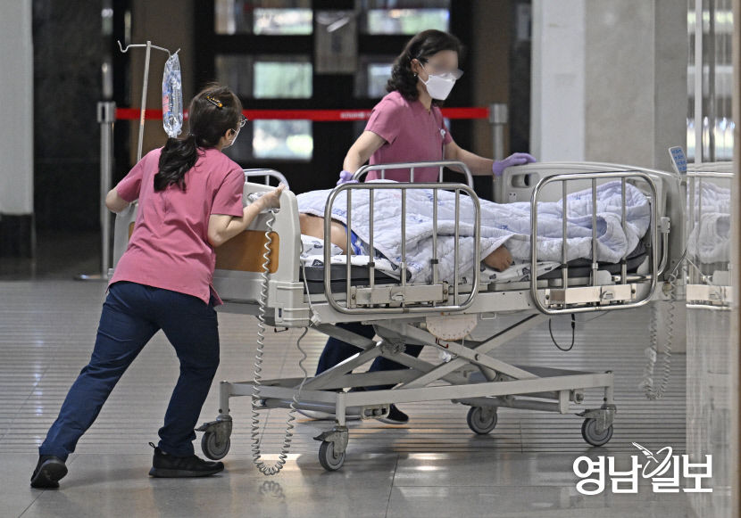[포토뉴스] 환자 이송하는 의료진