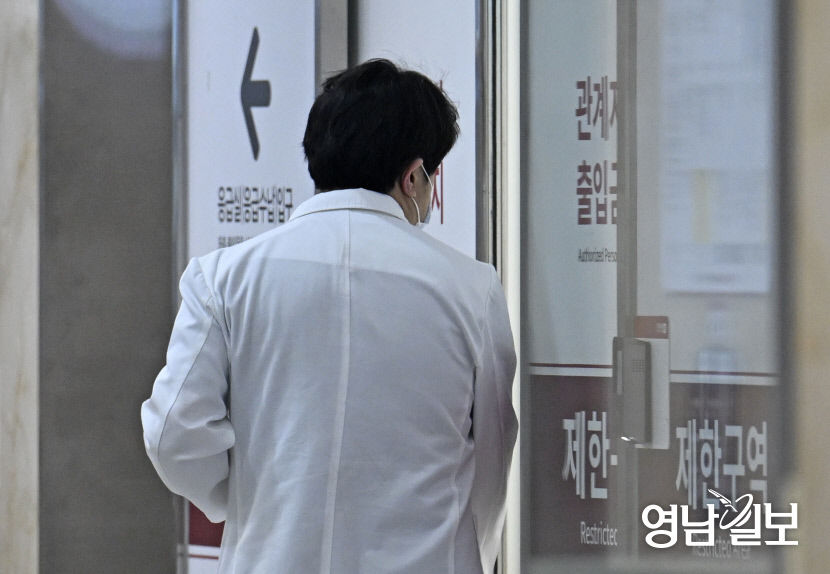 [포토뉴스] 응급실 들어가는 의료진