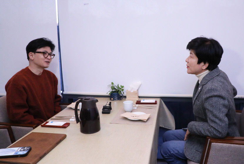 한동훈 함께 정치하고 싶다…김영주 늦지 않게 답 드릴 것