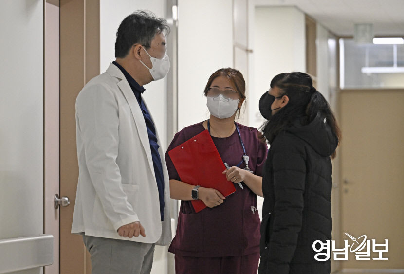 [포토뉴스]환자 상태 설명하는 의료진