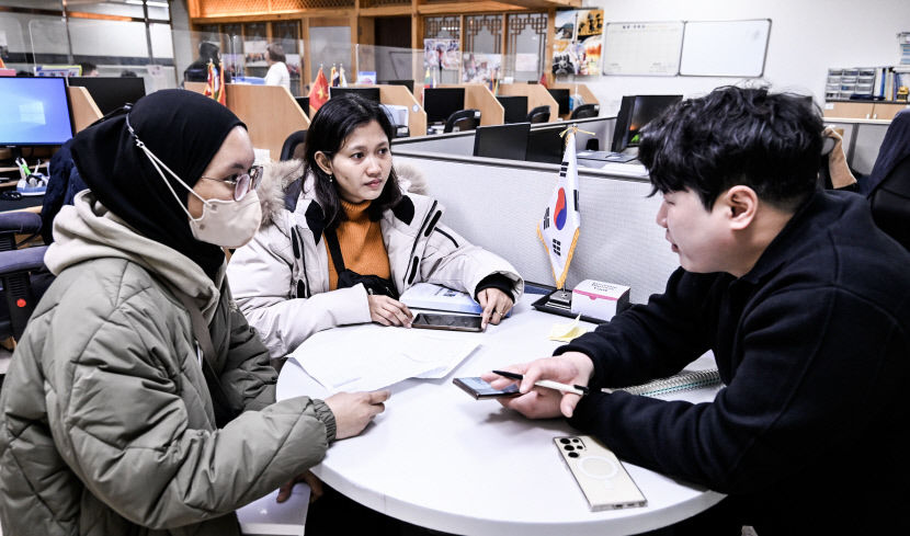 [르포] 다시 문 열어 천만다행…대구 외국인근로자지원센터 운영 재개 첫날
