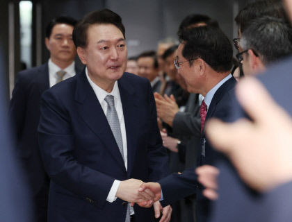 윤대통령 대한항공-아시아나 마일리지 피해 없도록…LCC도 키울 것