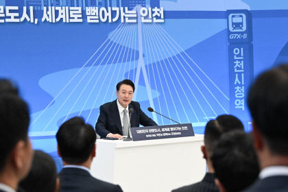 윤대통령 대한항공-아시아나 마일리지 피해 없도록…LCC도 키울 것