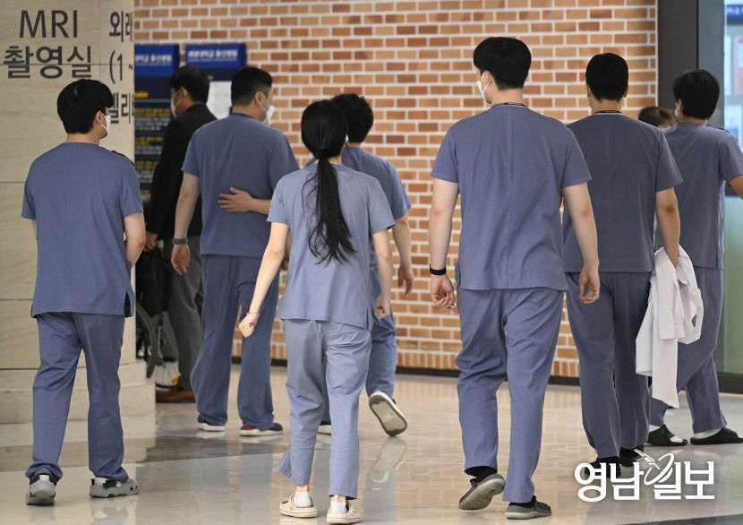 [포토뉴스]대구 대학병원에서 이동하는 의료진
