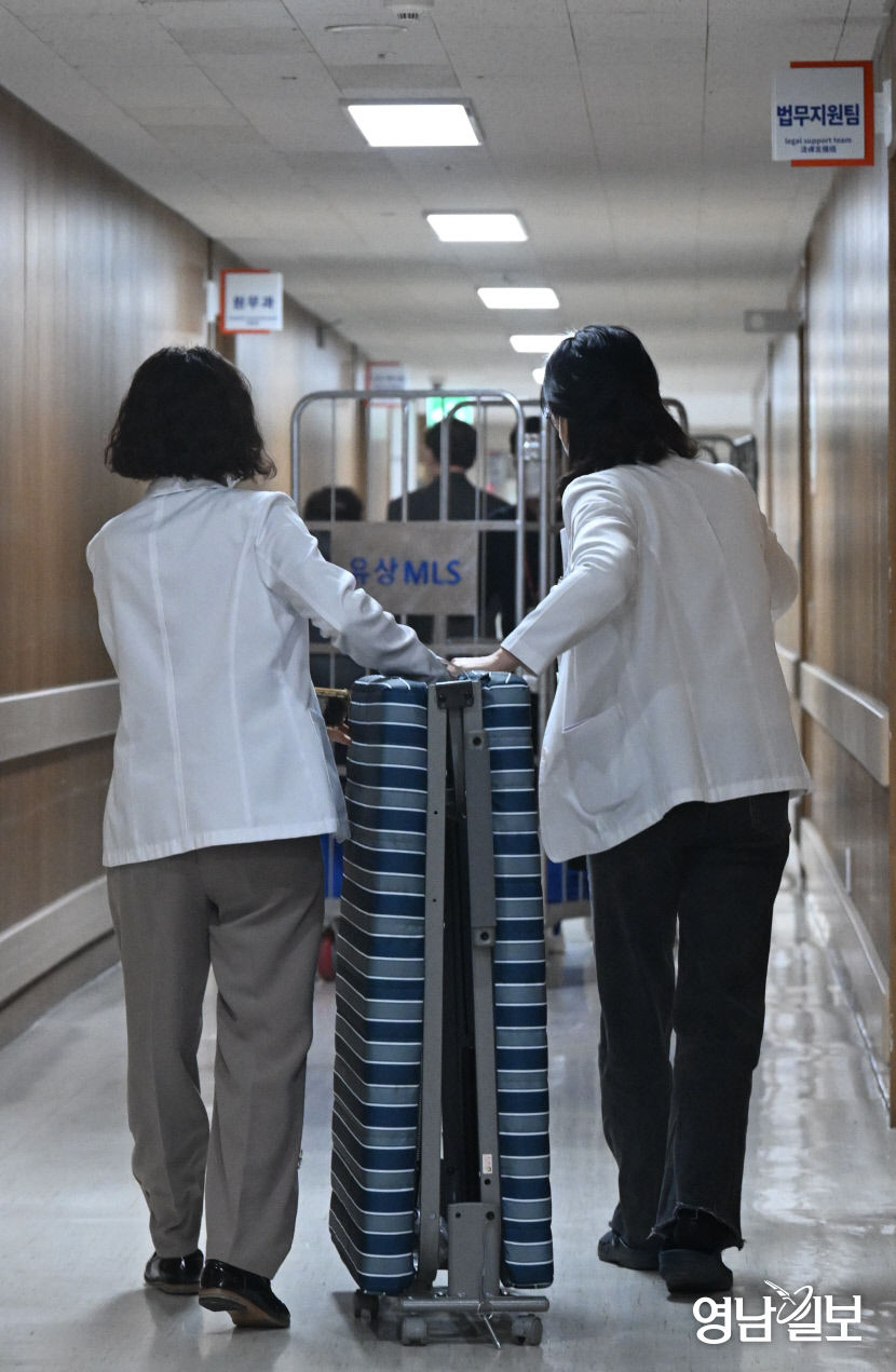 [포토뉴스] 휴대용 간이침대 옮기는 대학병원 의료진
