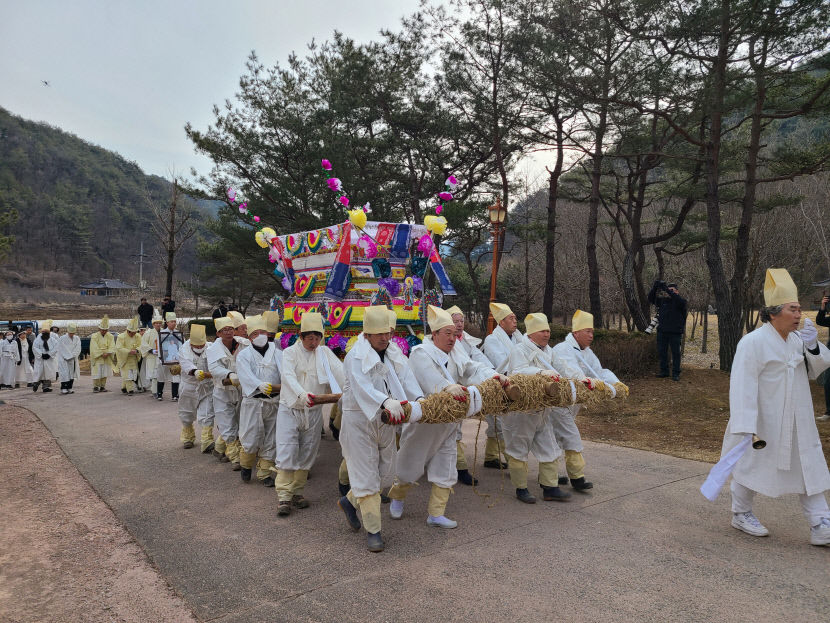 퇴계 이황의 16대 종손인 이근필옹 발인