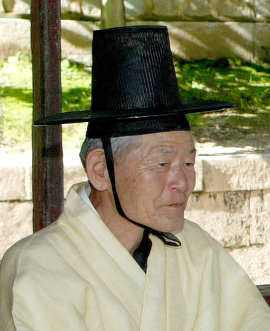 퇴계 이황의 16대 종손인 이근필옹 발인