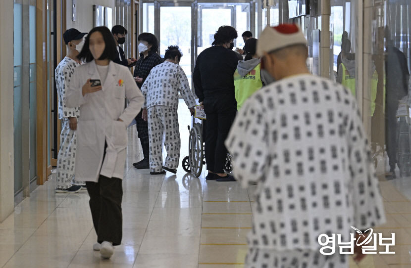 [포토뉴스] 북적이는 대구 한 대학병원