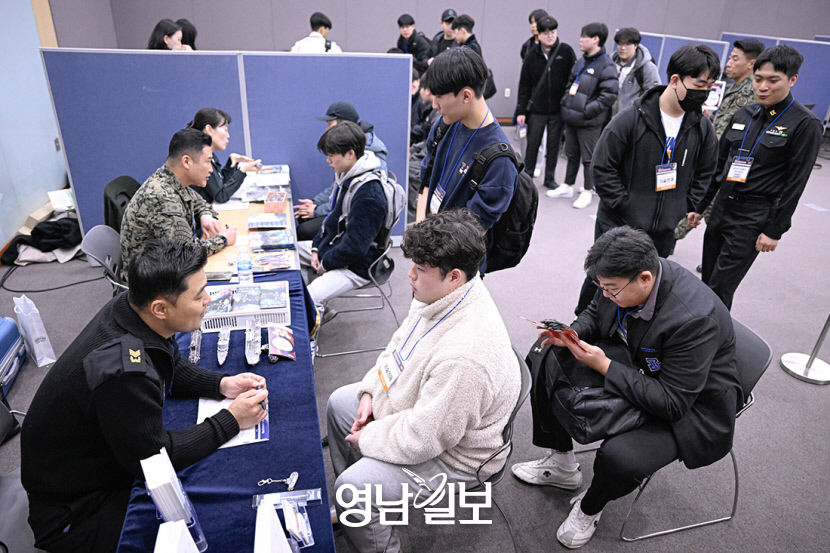 정부행사 격상 후 처음 열려 최대 규모…인력채용 부스 문전성시