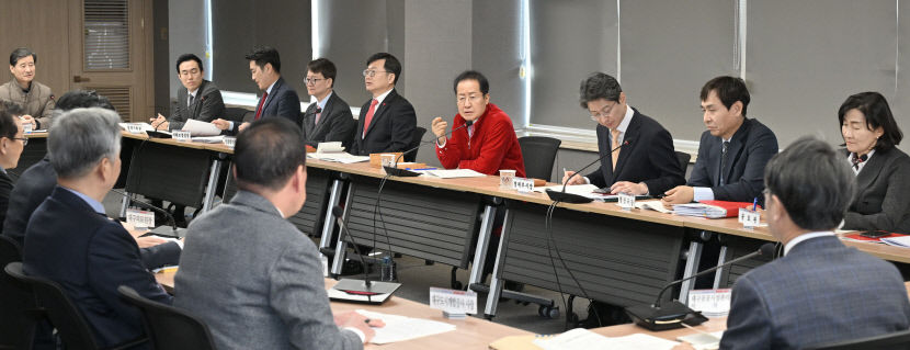 홍준표 시장 롯데몰 신속 공사 위해 시공사와 협력 지시