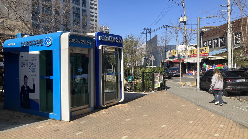 캐시리스 사회 속 자취 감추는 CD·ATM…이용액 19년 만 최저