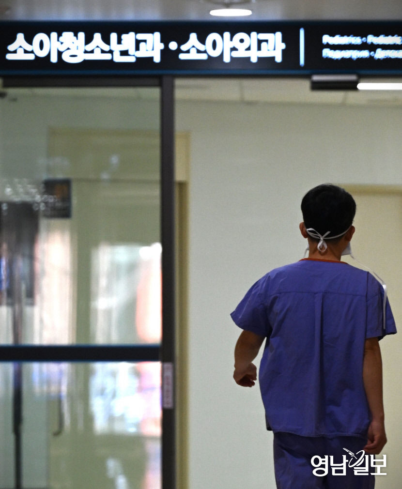 [포토뉴스] 소아외과 병동으로 이동하는 대구 대학병원 의료진