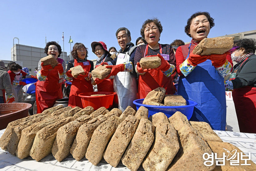 [포토뉴스] 맑은 날씨·밝은 얼굴로 장 담가요