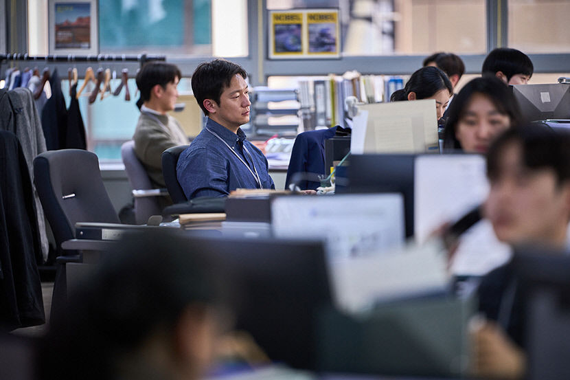 [금주의 영화] 댓글부대, 온라인 여론 조작 실체가 있을까…꼬리에 꼬리를 무는 의문