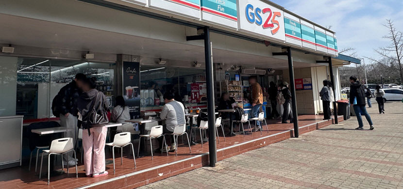 [위클리포유 커버 스토리] 개강 봄바람 실종 그늘진 대학 상권(2) 지갑 얇은 학생들, 부담 없는 학생식당 찾는다