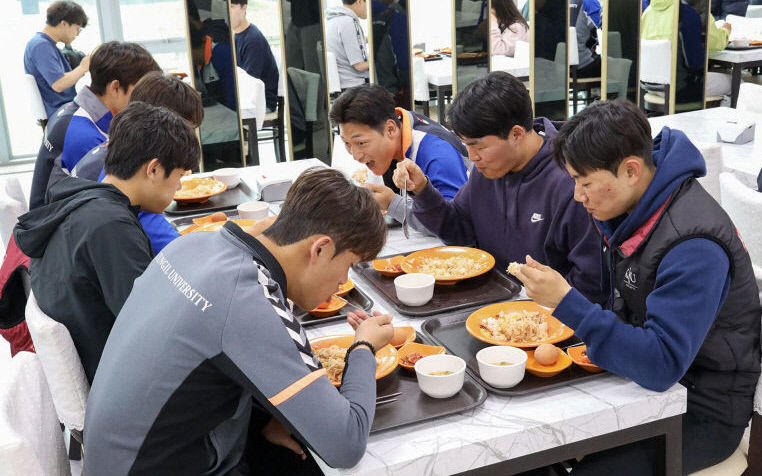 [위클리포유 커버 스토리] 개강 봄바람 실종 그늘진 대학 상권(2) 지갑 얇은 학생들, 부담 없는 학생식당 찾는다