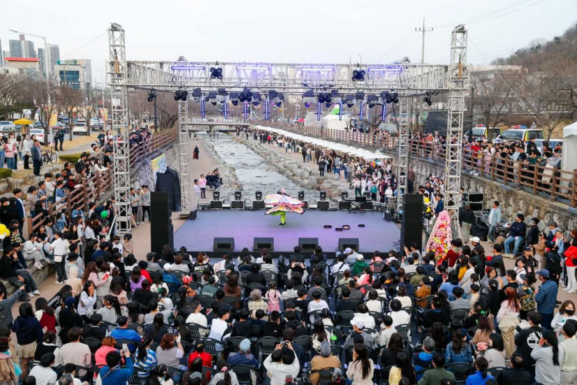 벚꽃 없는 구미 벚꽃 축제...시민 관광객은 북적